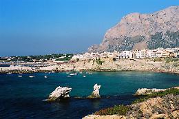 Malore mentre fa il bagno a mare, 76enne muore a Terrasini