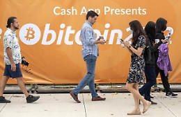 Bitcoin: crolla sotto 25.000 dollari ai minimi da 18 mesi