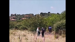 Elena, il corpicino della bimba morta trovato e portato via dal campo di Mascalucia