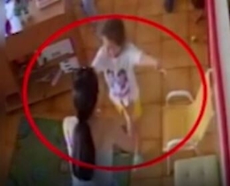 La piccola Elena uccisa con un coltello da cucina, la mamma era gelosa della compagna dell'ex. La Procura: "Omicidio premeditato"