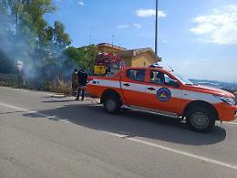 La Protezione civile doma un incendio che minacciava le abitazioni