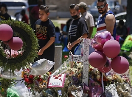 Texas: 'agente esitò a sparare a killer, temeva colpire bimbi'