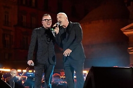 Elena, Ramazzotti saluta la piccola uccisa a Mascalucia dal palco di Napoli