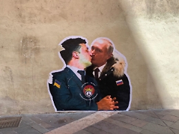 A Trento appare un bacio fra Zelensky e Putin