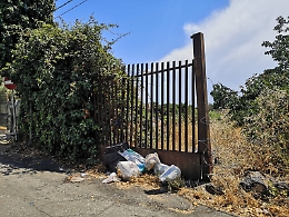 Acireale (Ct): "Questa è la Timpa, la riserva naturale orientata...verso la spazzatura"