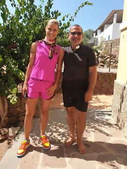 Michelle Hunziker torna alle Eolie: incontra il parroco e si confessa