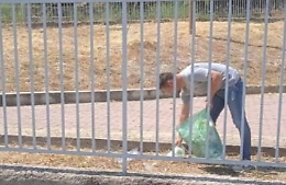 Il neo sindaco, Luigi Nigrelli, ripulisce da solo la villa comunale