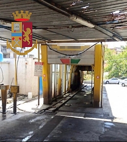 Catania, i nuovi schiavi dell'era moderna: al lavoro nell'autolavaggio per 3 euro l'ora