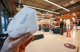 Covid, nuova ondata con picco a luglio: si vendono meno mascherine e più tamponi