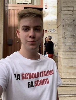 "La scuola italiana fa schifo": studente siciliano agli esami con maglietta scritta