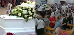 Funerali Elena, lo strazio dell'addio tra la gente che urla "Vergogna!"