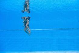 Anita Alvarez perde i sensi in acqua: l'allenatrice la salva con un tuffo