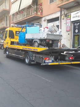 Scarica da un'Ape materiale di risulta: mezzo sequestrato e multa da 3.700 euro