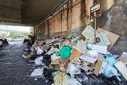 Catania e il caos rifiuti, il prefetto chiama l'assessore regionale: «Ripulire le strade»