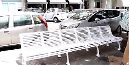 Una panchina bianca per le vittime della strada