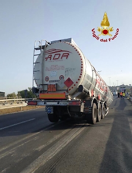 Rimorchio si sgancia da auto cisterna: tratto della Tangenziale chiuso nel Catanese