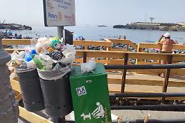 Rifiuti, catanesi scendono in piazza con slogan ironici: "Chiù munnizza pi tutti!”