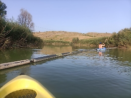 Barriera blocca plastica alla foce del fiume Platani