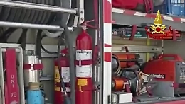 Rimorchio si sgancia da autocisterna carica di alcol benzilico: il travaso operato dai vigili del fuoco (Video)