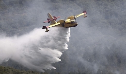 Sicilia nella morsa del caldo e degli incendi: cinque i roghi, in azione elicotteri e canadair