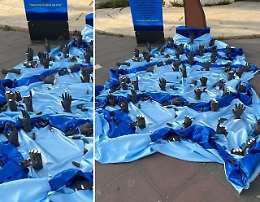 Mozzate le dita dell'installazione dedicata i migranti morti nei naufragi