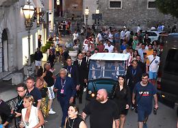 Francis Ford Coppola a Taormina: la fotogallery del regista sul corso Umberto e al Teatro Antico