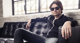 La comicità “spietata” di Angelo Duro fa tappa a Zafferana con “Da Vivo”: «Un modo per fuggire dall'idiozia»