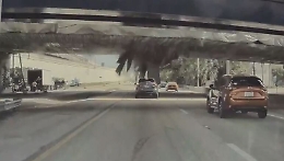 Il cavalcavia &egrave; troppo basso, lo schianto &egrave; inevitabile