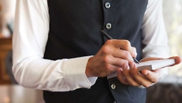 Il lavoro più ricercato per l'estate 2022? Cameriere e cuoco