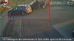 Sgominato gruppo di pusher nel Catanese: il capo li guidava dal carcere con un cellulare