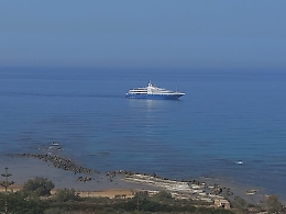 Avvistata dal lido Majata lo yacth "Queen Miri"