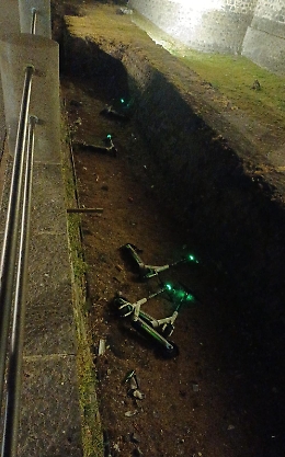 Catania: fossato del castello pieno di monopattini