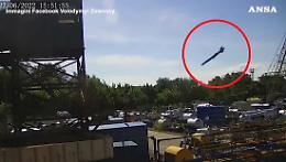 Zelensky mostra il missile sul centro commerciale: &laquo;I russi la pagheranno&raquo;