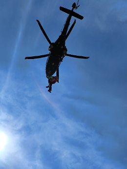 Si infortuna lungo la scogliera a Favignana: uomo salvato da elicottero dell'Aeronautica