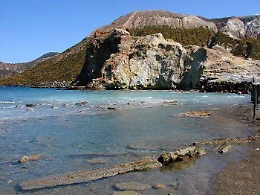 Vulcano, riaperta la spiaggia di Levante