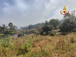 Incendio sulla collina di Vampolieri: abitazioni a rischio