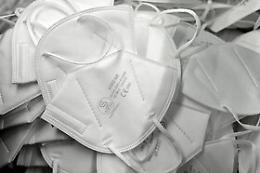 In Italia contagi risalgono, mascherine FFp2 in luoghi di lavoro privati