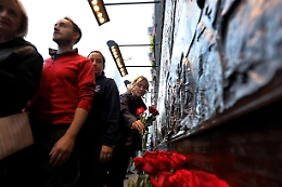 11/9: ultimo ritratto mancante vittime appeso a muro ricordo Ny