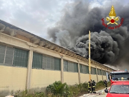 In fiamme il tetto e i pannelli fotovoltaici di un capannone industriale a Caltagirone