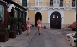 Gallipoli, le due turiste nude a spasso per il centro storico