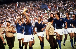 Mundial 82: la maglia Azzurra su maxischermi a Roma e Milano