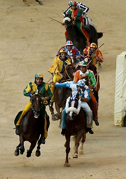 Palio Siena:lievi infortuni ai cavalli,escluse Istrice e Civetta