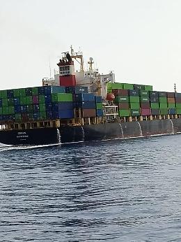 Spari iraniani contro portacontainer al largo dell'Oman: ponte di comando danneggiato, equipaggio salvo