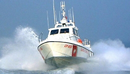 Imbarcazione va a fuoco a Trabia con due persone a bordo che riescono a salvarsi