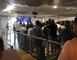 Passeggeri volo WizzAir Venezia-Catania bloccati da ieri tra un rinvio e l'altro: è caos