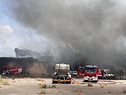 Incendio in via Montepalma a Lineri: nube di fumo nero avvolge anche Nesima