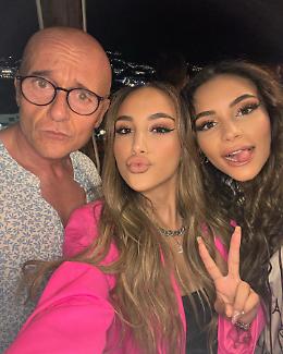 Le vacanze greche di Alfonso Signorini: con lui parte del cast del Gf vip