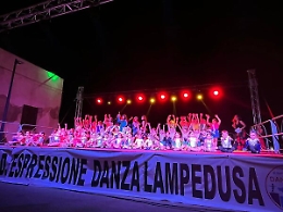 Lampedusa, la danza degli allievi di Sara Flamini conquista tutti...compresi i turisti