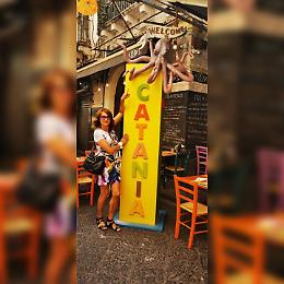 Vladimir Luxuria con Catania nel cuore tra "puppu", granita e seltz limone e sale