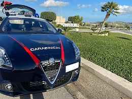 Dai carabinieri per sporgere querela, con un coltello in borsa: denunciata